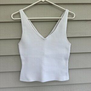 Babaton Aritzia sculpt kit v neck tank